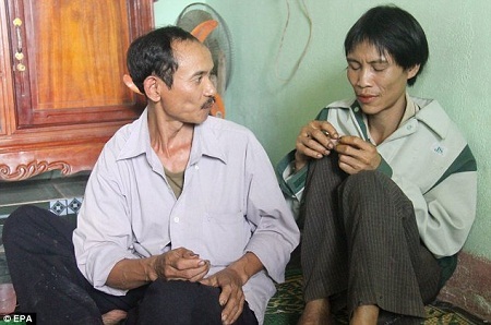 Báo Anh viết về vụ giải cứu “người rừng” ở Việt Nam - 8 Anh Lang (bên phải) chỉ biết sử dụng rất ít từ vựng.