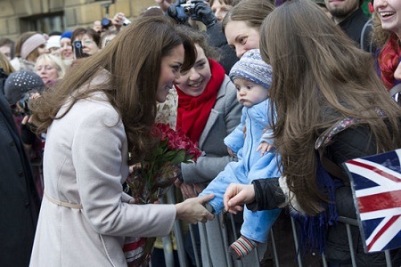 Những khoảnh khắc đẹp của "bông hồng mới nước Anh" - 12 Kate Middleton thân thiện với người dân Anh.