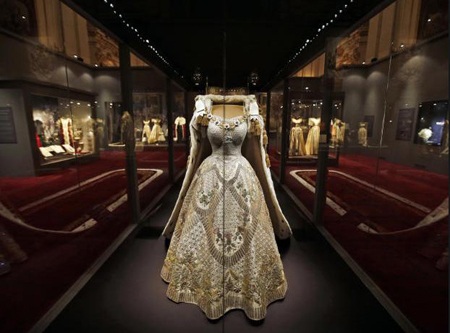 Y phục lộng lẫy trong lễ đăng quang của nữ hoàng Elizabeth II