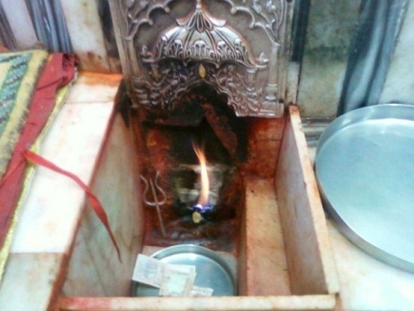 Truyền thuyết bí ẩn về những ngọn lửa không tắt - 3 Bí ẩn những ngọn lửa không tắt