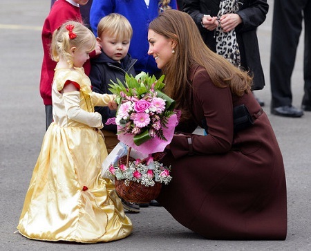 Những khoảnh khắc đẹp của "bông hồng mới nước Anh" - 15 Kate Middleton thân thiện với người dân Anh.