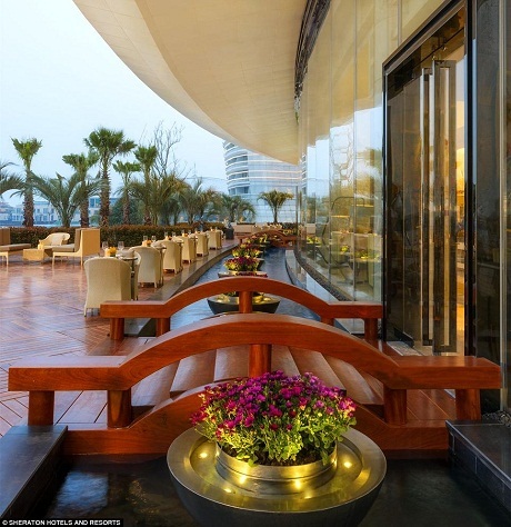 Vào những ngày không mưa, khách có thể ăn tối ở sảnh ngoài trời, trông thẳng ra hồ Đại.