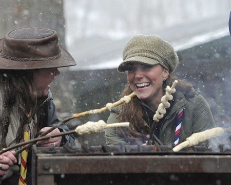 Những khoảnh khắc đẹp của "bông hồng mới nước Anh" - 16 Kate Middleton thân thiện với người dân Anh.