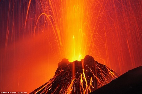 Ảnh đẹp ấn tượng của người “đi săn núi lửa” | Báo Dân trí