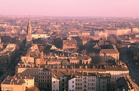 Bác sĩ Matthias Knuepfer và y tá đang chăm sóc cho Jasleen - em bé sơ sinh nặng nhất nước Đức.