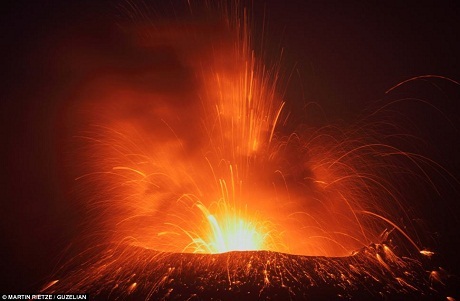 Ảnh đẹp ấn tượng của người “đi săn núi lửa” - 11 Hình ảnh núi lửa
Sakurajima ở Nhật Bản.