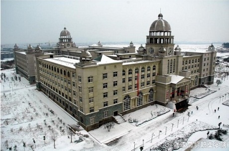 Trung Quốc là "siêu đạo chích" về kiến trúc - 4 Thư viện có hình dáng giống với kim tự tháp nằm trong khuôn viên trường.