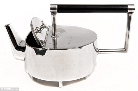 Chiếc ấm bạc cũ kỹ, sứt mẻ có giá lên tới… 630 triệu - 1 Chiếc bình trà được chế tác bởi nhà thiết kế Christopher Dresser hồi năm 1879.