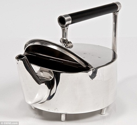 Chiếc ấm bạc cũ kỹ, sứt mẻ có giá lên tới… 630 triệu - 2 Chiếc bình trà được chế tác bởi nhà thiết kế Christopher Dresser hồi năm 1879.