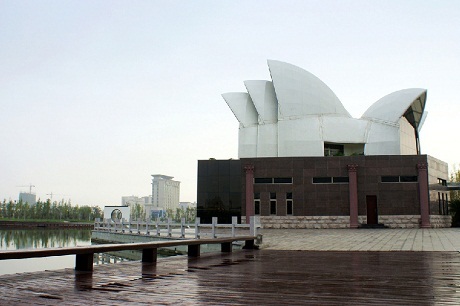 Trung Quốc là "siêu đạo chích" về kiến trúc - 12 Một tòa nhà có hình chiếc ủng ở thành phố Thượng Hải.