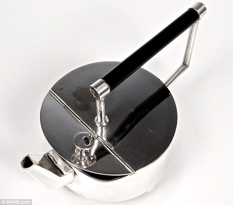 Chiếc ấm bạc cũ kỹ, sứt mẻ có giá lên tới… 630 triệu - 3 Chiếc bình trà được chế tác bởi nhà thiết kế Christopher Dresser hồi năm 1879.