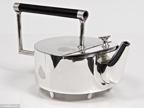 Chiếc ấm bạc cũ kỹ, sứt mẻ có giá lên tới… 630 triệu - 4 Chiếc bình trà được chế tác bởi nhà thiết kế Christopher Dresser hồi năm 1879.