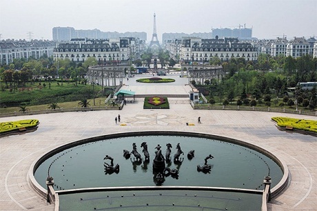 Trung Quốc là "siêu đạo chích" về kiến trúc - 14 Một tòa nhà có hình chiếc ủng ở thành phố Thượng Hải.