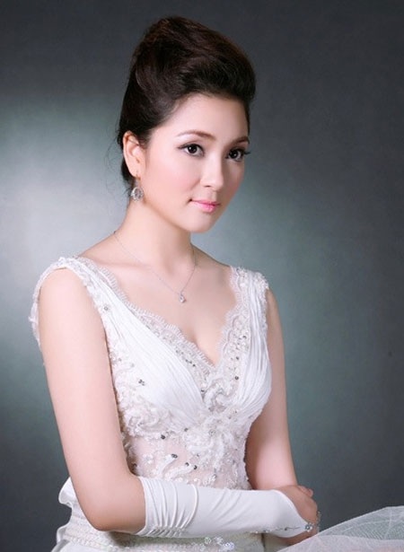 Chuyện chưa kể của Hoa hậu Nguyễn Thị Huyền - 2 Một hoa hậu Nguyễn Thị Huyền lộng lẫy, kiêu sa.