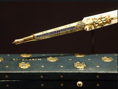 Chiếc bút được