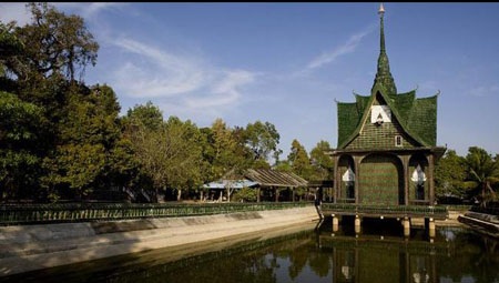 Quang cảnh ngôi chùa nhìn từ ngoài vào