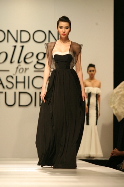 Vũ Hoài Phương và BST “Hồn Hoa”: