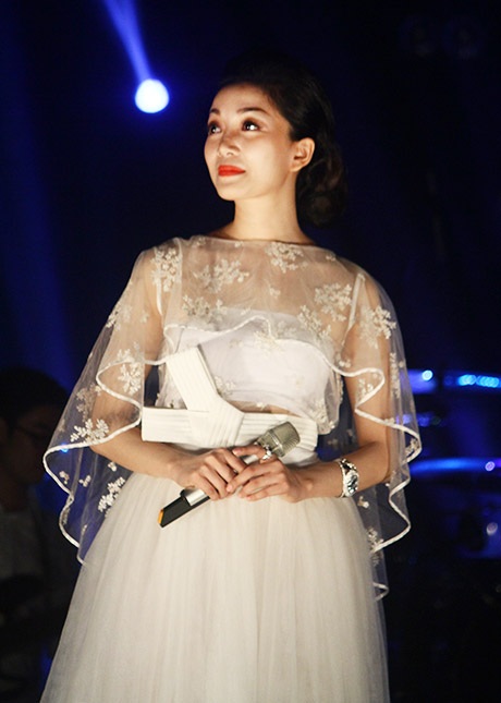 Hà Phạm cũng thay đổi tạo hình với chiếc váy ren trắng sang trọng