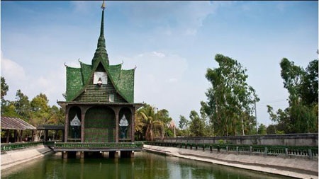 Quang cảnh ngôi chùa nhìn từ ngoài vào