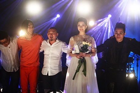 Ê kíp Những giấc mộng đêm hè chào khác giả, nhạc sĩ Quốc Trung tỏ ra hài lòng với đêm diễn.