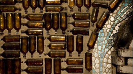 Ảnh chụp nội thất bên trong chùa, vỏ chai được cắt thành nhiều kích cỡ khác nhau và gắn lên tường.