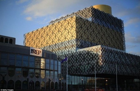 Thư viện nằm ngay cạnh Rạp chiếu kịch Birmingham.