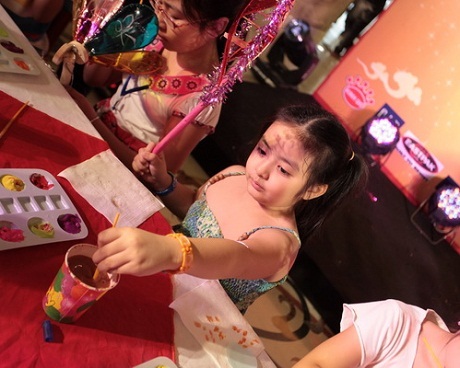 Cô bé có tên gọi ở nhà là Bông. Em đã giành được giải 3 tại cuộc thi Họa sĩ đèn lồng năm nay.