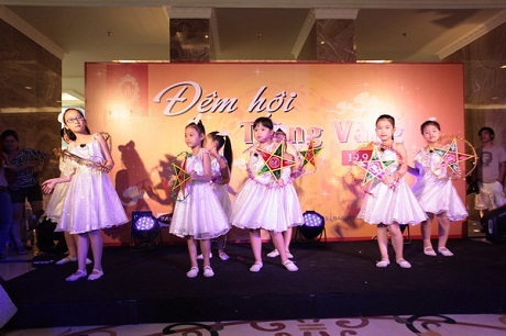 Con gái cựu người mẫu Thúy Hằng làm Họa sĩ đèn lồng