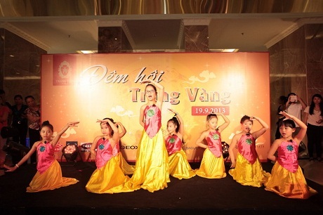 Con gái cựu người mẫu Thúy Hằng làm Họa sĩ đèn lồng