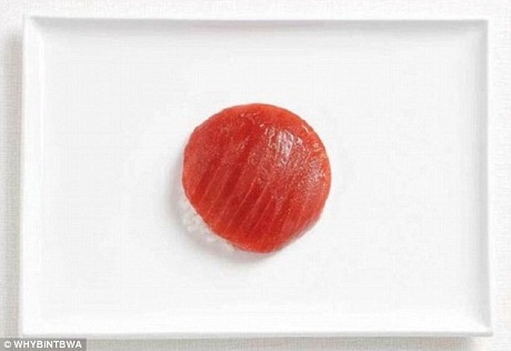 Báo Anh đưa hình ảnh gần gũi về quốc kỳ Việt Nam - 7 Một lát cá ngừ nằm phủ trên cơm làm ta nhớ ngay tới món sushi của Nhật.