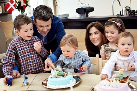 Những công chúa, hoàng tử xinh xắn nhất trong các hoàng gia thế giới - 10 Hoàng tử Felipe bên cả gia đình.