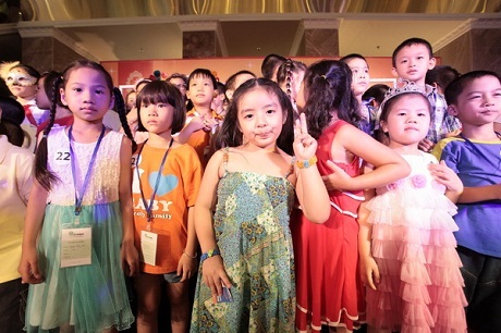 Cuộc vui kết thúc trong niềm hứng khởi của các bạn nhỏ