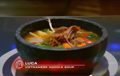 Hủ tiếu Việt Nam trở thành "đề bài" trong cuộc thi Vua đầu bếp Mỹ - 13 Bát hủ tiếu của Natasha Crnjac hương
vị khá nhưng vị ngọt hơi mạnh.