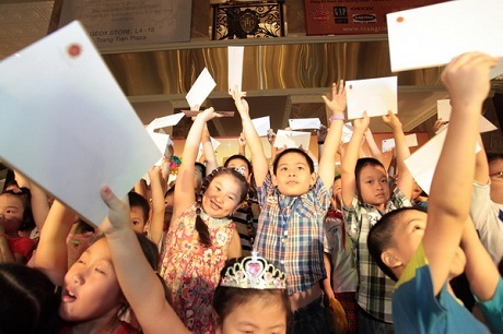 Cuộc vui kết thúc trong niềm hứng khởi của các bạn nhỏ