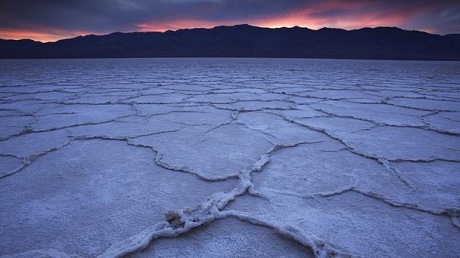 Vẻ đẹp "khó tin" ở... thung lũng Chết - 12 Mặt đất ở vùng lòng chảo Badwater hoàn toàn bị muối bao phủ.