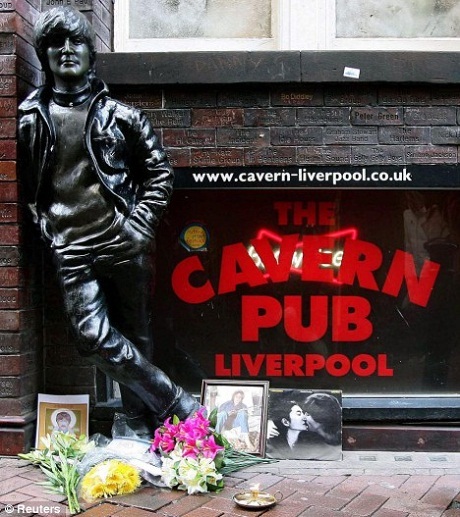 Thăm lại quán bar nơi The Beatles từng "quậy phá" - 11 Bức tượng khắc họa
John Lennon thời trẻ được dựng lên bên ngoài quán Cavern Club.