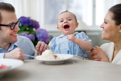 Những công chúa, hoàng tử xinh xắn nhất trong các hoàng gia thế giới - 14 Công chúa nhỏ Estelle chụp hình
bên cha mẹ là hoàng tử Daniel và công chúa Thụy Điển Victoria.