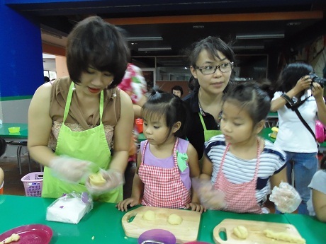 Các mẹ cũng đồng thời là cô giáo “đứng lớp”, vừa dạy vừa chơi với các con.