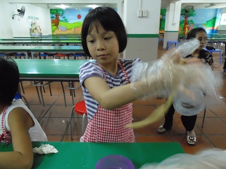 Một cô đầu bếp “cứng tay”, nhanh chóng nắm được các bước nhào bột.