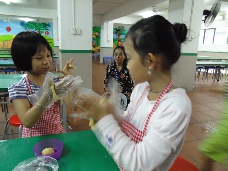 Một cô đầu bếp “cứng tay”, nhanh chóng nắm được các bước nhào bột.