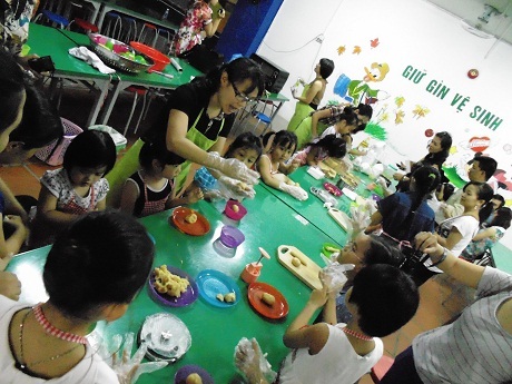 Một góc lớp học “Bé Đảm” nơi các bé say sưa nhào bột, nhồi nhân, đóng bánh…