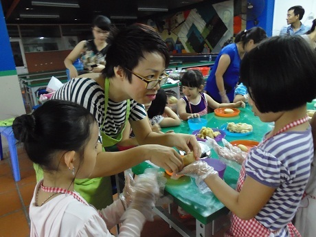 Một góc lớp học “Bé Đảm” nơi các bé say sưa nhào bột, nhồi nhân, đóng bánh…