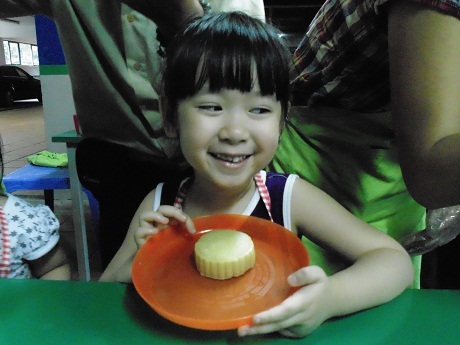 Cô bé “cười sướng” vì mình làm nhanh và khéo hơn nhiều bạn trong lớp.