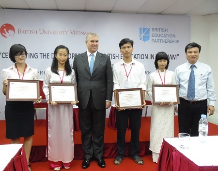 Hoàng tử Andew trao học bổng cho 4 em học sinh xuất sắc.