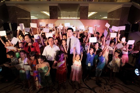 Cuộc vui kết thúc trong niềm hứng khởi của các bạn nhỏ