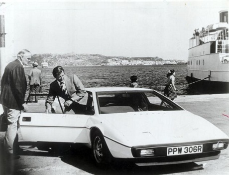 Xe hơi tàu ngầm của James Bond có giá 18,5 tỉ - 4 Nam diễn viên Roger Moore vào vai James Bond. Trong ảnh, ông xuất hiện bên chiếc xe cổ.