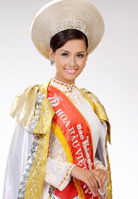 Những chỉ số lý tưởng của một nhan sắc "nghiêng nước, nghiêng thành" - 3 Hoa hậu Mai Phương Thúy khi đăng quang
có chiều cao 1m79 với số đo 3 vòng là 86 - 61.5 – 95.
