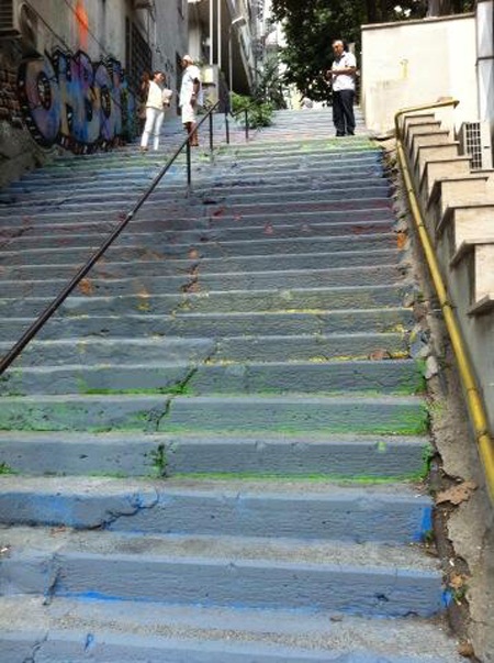 Rất đông du khách từ khắp nơi đổ về thăm quan cầu thang sặc sỡ ở Istanbul, Thổ Nhĩ Kỳ.