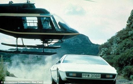 Xe hơi tàu ngầm của James Bond có giá 18,5 tỉ - 5 Cảnh chiếc xe hơi bị một chiếc trực thăng truy đuổi.
