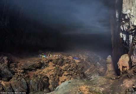 Báo Anh "kêu gọi" khách du lịch đến hang Sơn Đoòng của Việt Nam - 6 Du khách cắm trại trong lòng hang khổng lồ đến rợn ngợp.